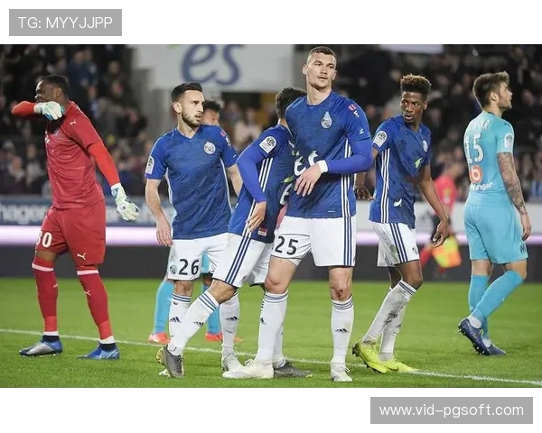 朗斯对阵斯特拉斯堡，防守反击成主旋律